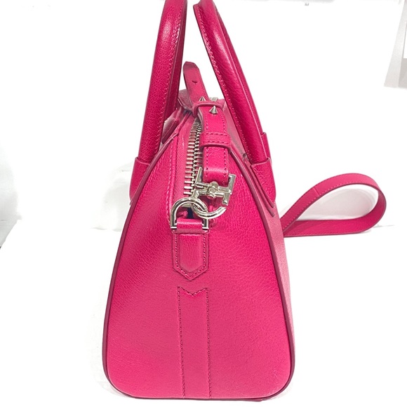 Givenchy
Antigona Leather Satchel - Picture 3 of 16